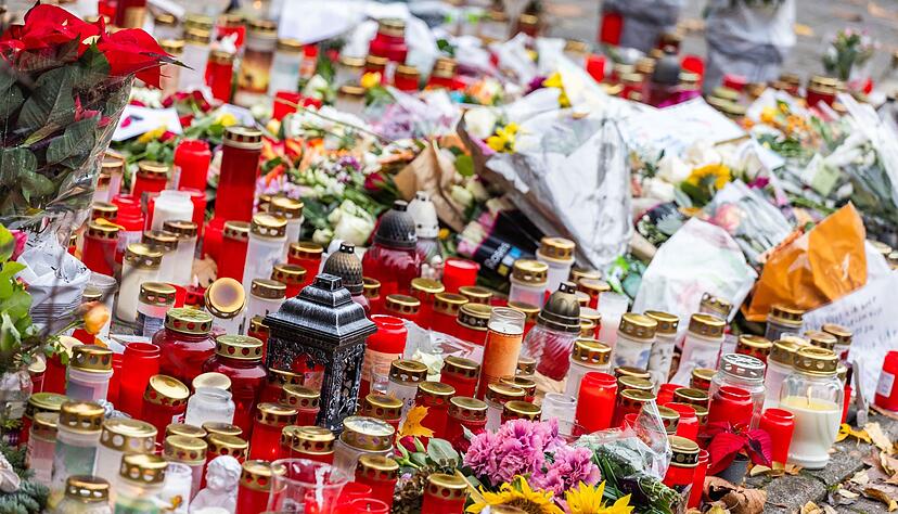 Kerzen und Blumen liegen vor dem Eingang der Waldbachschule. Kerzen und Blumen liegen vor dem Eingang der Waldbachschule.