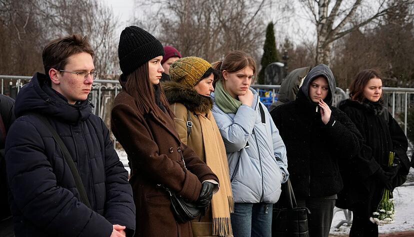Menschen stehen am Grab des russischen Oppositionsf&uuml;hrers Alexej Nawalny auf dem Borisowskoje-Friedhof in Moskau, ein Jahr nach dessen Tod.