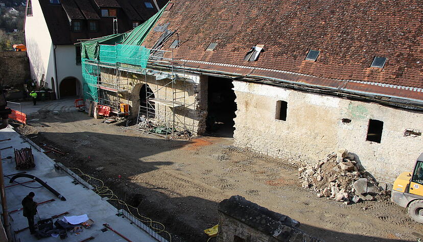 Ein gro&szlig;es Loch klafft in der s&uuml;dlichen Wand des Geb&auml;udes. Hier soll ein neuer Eingang entstehen, der eigens daf&uuml;r durchgebrochen wurde. Vorne im Bild ist die Bodenplatte der neuen Toilettenanlage zu sehen.