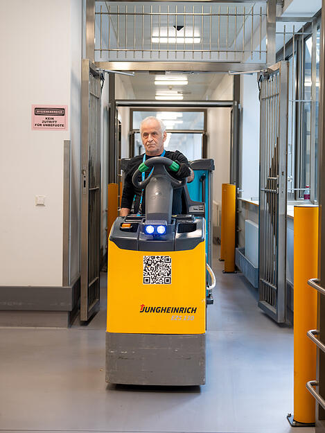 Im Minutentakt fährt diese Mini-Elektro-Zugmaschine durch die Versorgungsgänge und bringt Waren, Essen und Medikamente an ihren Bestimmungsort.