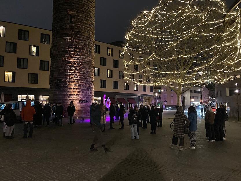 Engagierte Bürger treffen sich zum gemeinsamen Protest für Frieden und Respekt.