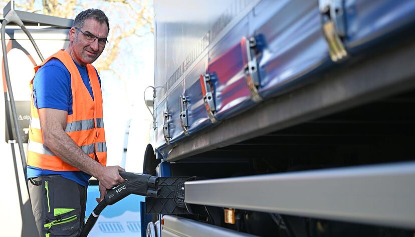 Lastwagenfahrer Michael Grimm l&auml;dt seinen E-Lkw.