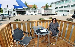 Die Veranda gehört nicht zur Standardausstattung. Der zusätzliche Platz bringt bei schönem Wetter viel Wohnqualität. Die Veranda gehört nicht zur Standardausstattung. Der zusätzliche Platz bringt bei schönem Wetter viel Wohnqualität.