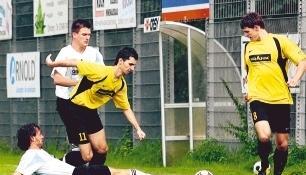 Ohrnbergs Oliver Lumpp (vorne) stoppt den Morsbacher Dimitrios Grigoriadis. Dominik Fünfer (rechts) beobachtet interessiert den Zweikampf.Foto: Alexander Bertok