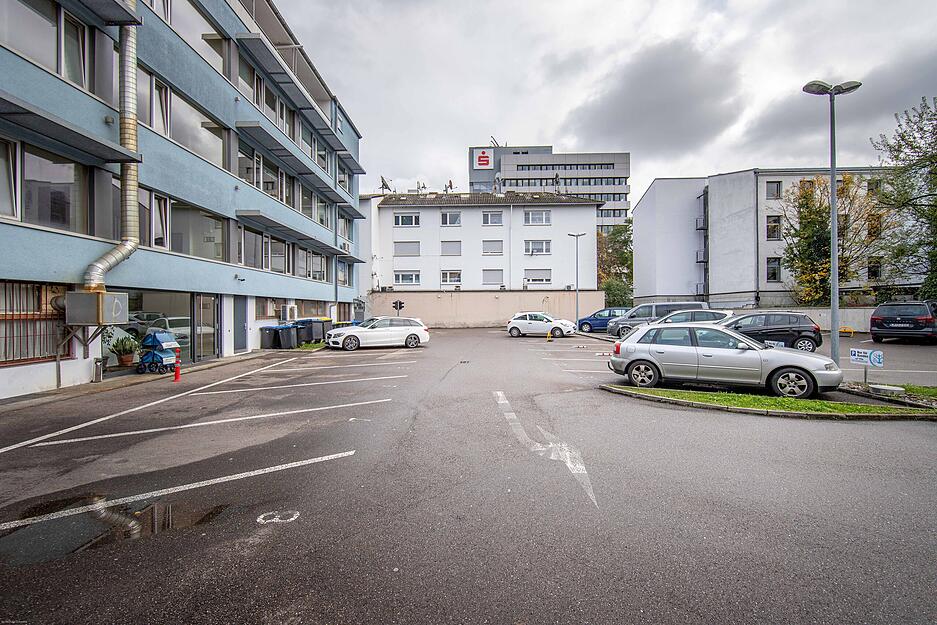 Unter diesem Parkplatz befindet sich der Weinkeller des ehemaligen Kaiser's-Kaffee-Geschäft. Unter diesem Parkplatz befindet sich der Weinkeller des ehemaligen Kaiser's-Kaffee-Geschäft.