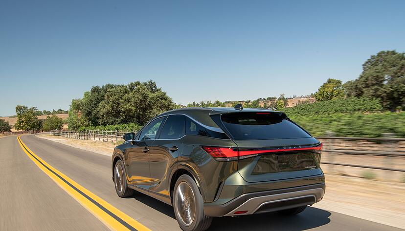 Scharfe Konturen und eine LED-R&uuml;ckleuchte, die &uuml;ber die gesamte Breite geht, bestimmen die R&uuml;ckseite des Lexus RX.