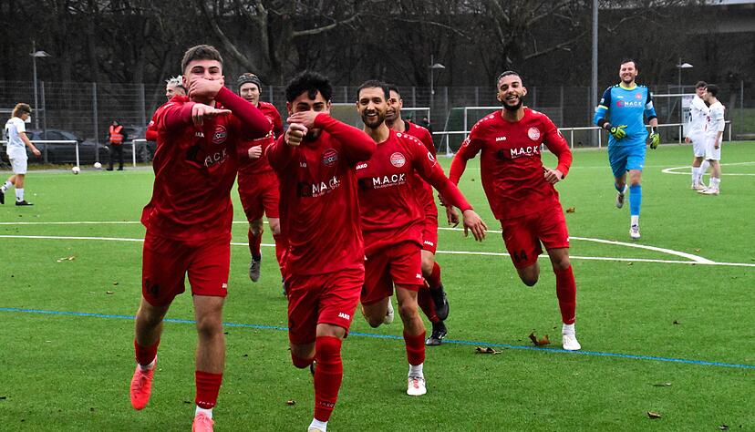Türkspor Neckarsulm jubelt über die unerwartete Verbandsliga-Herbstmeisterschaft. Türkspor Neckarsulm jubelt über die unerwartete Verbandsliga-Herbstmeisterschaft.