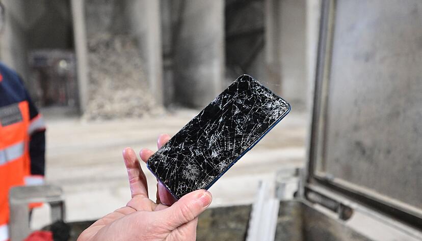 Ein Handy und selbst eine singende Gru&szlig;karte mit Knopfzellenbatterie k&ouml;nnen Br&auml;nde ausl&ouml;sen.