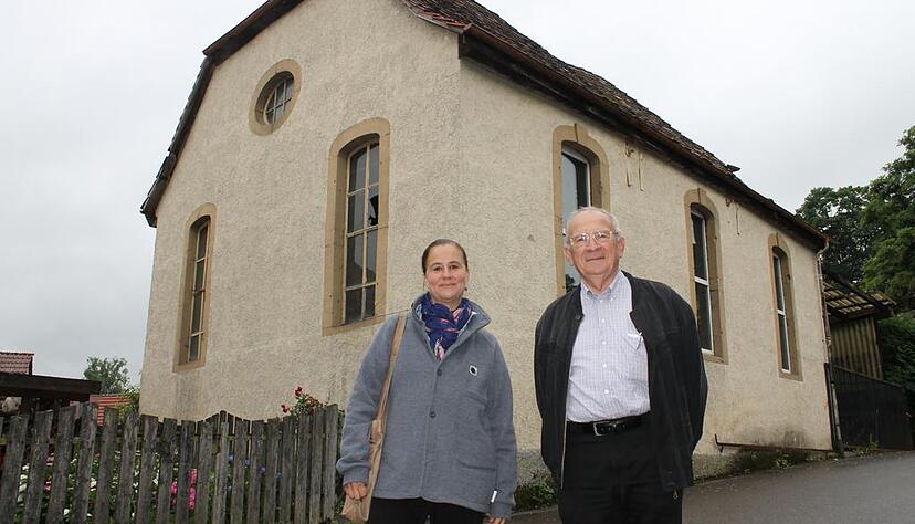 Gespr&auml;ch vor der ehemaligen Synagoge, die mittlerweile marode ist: Yvonne von Racknitz und Fritz Abel. Foto: Simon Gajer