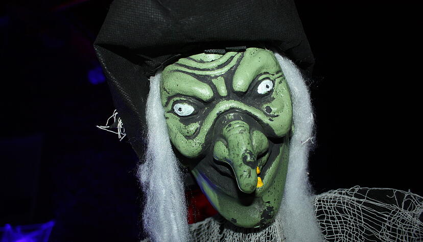 Familie Hassenfratz aus Kirchhausen liebt Halloween. Deshalb gestaltet sie für die Zeit einen Rundgang durch ihr Grundstück mit vielerlei gruseligen Kreaturen.