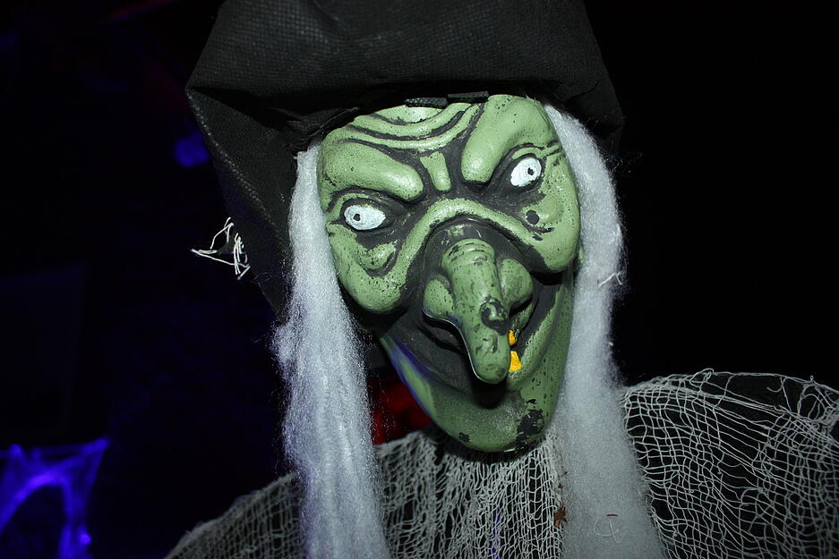 Familie Hassenfratz aus Kirchhausen liebt Halloween. Deshalb gestaltet sie für die Zeit einen Rundgang durch ihr Grundstück mit vielerlei gruseligen Kreaturen. Familie Hassenfratz aus Kirchhausen liebt Halloween. Deshalb gestaltet sie für die Zeit einen Rundgang durch ihr Grundstück mit vielerlei gruseligen Kreaturen.