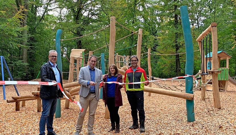 Einweihung des Waldspielplatzes mit (von links) Erich Haffelder, Sebastian Frei, Olivia Edwards, und Claus Schall. Kinder fehlen noch: Die dürfen ab sofort dort spielen.
