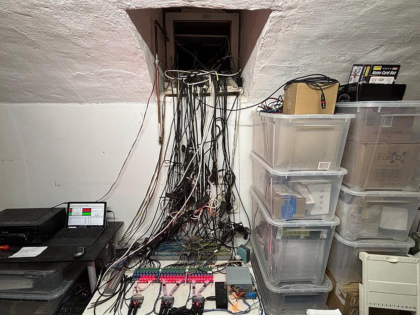 Für die Planung und das Kabelmanagement vergingen laut Angaben des Sohns der Familie aus Erlenbach, einem gelernten Elektriker, ganze zwei Jahre, bis die Lichtershow starten konnte. Um Lichter für ein Lied zu synchronisieren brauche er bis zu 40 Stunden.