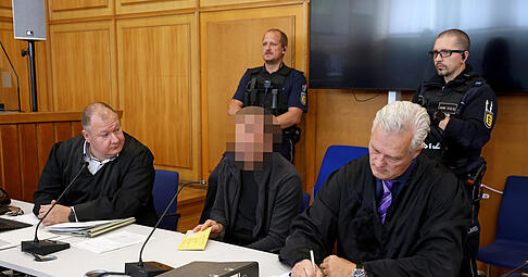 Weil er zwei Kollegen erschossen haben soll, muss sich ein 53 Jahre alter Mann vor dem Heilbronner Landgericht verantworten. Weil er zwei Kollegen erschossen haben soll, muss sich ein 53 Jahre alter Mann vor dem Heilbronner Landgericht verantworten.