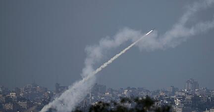 Raketen werden aus dem Gazastreifen auf Israel abgefeuert. Raketen werden aus dem Gazastreifen auf Israel abgefeuert.