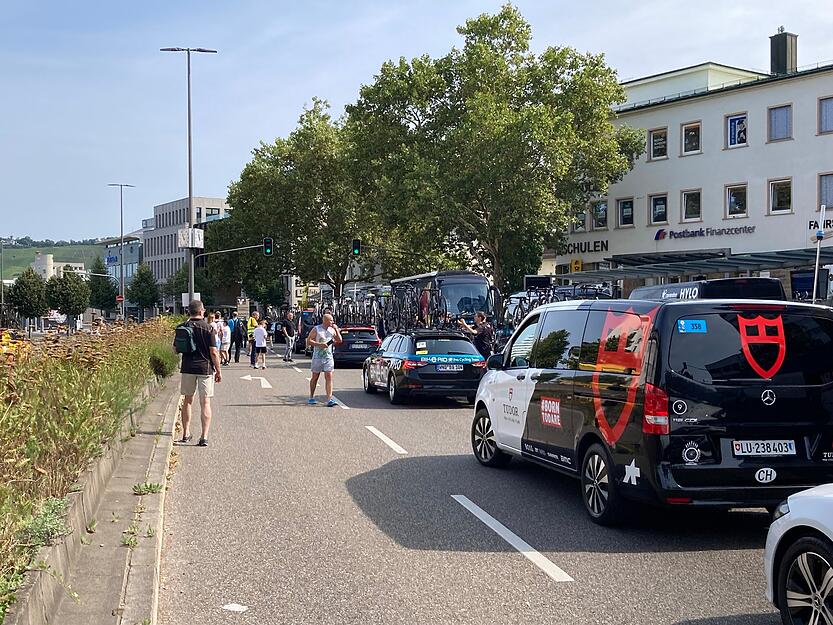 Auf der Allee in Heilbronn sind bereits am Freitagvormittag nur noch Teamfahrzeuge und Fahrräder der Deutschland-Tour unterwegs.