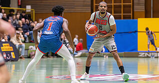 Point Guard Marques Charlton (am Ball) war einmal mehr Denker und Lenker im Angriffsspiel der Heilbronn Reds.