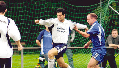 Sasa Bjelic, der Spielertrainer der TSG Bretzfeld, marschiert nach vorn. Die Bretzfelder siegten gegen den Tabellenletzen Kirchberg mit 5:2 und machen sich damit selbst Mut, dass es künftig besser läuft. (Foto: Kurt Gesper) Sasa Bjelic, der Spielertrainer der TSG Bretzfeld, marschiert nach vorn. Die Bretzfelder siegten gegen den Tabellenletzen Kirchberg mit 5:2 und machen sich damit selbst Mut, dass es künftig besser läuft. (Foto: Kurt Gesper)