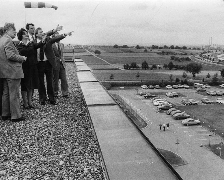 11. September 1978: Die Stadt beabsichtigt, die Abteilungen des Krankenhauses an der Jägerhausstraße schrittweise in Neubauten auf dem Gesundbrunnen-Gelände zu verlegen. Landessozialministerin Annemarie Griesinger besichtigt das für die Neubauten vorgesehene Gebiet. Rechts neben ihr Heilbronns Erster Bürgermeister Manfred Weinmann. 11. September 1978: Die Stadt beabsichtigt, die Abteilungen des Krankenhauses an der Jägerhausstraße schrittweise in Neubauten auf dem Gesundbrunnen-Gelände zu verlegen. Landessozialministerin Annemarie Griesinger besichtigt das für die Neubauten vorgesehene Gebiet. Rechts neben ihr Heilbronns Erster Bürgermeister Manfred Weinmann.