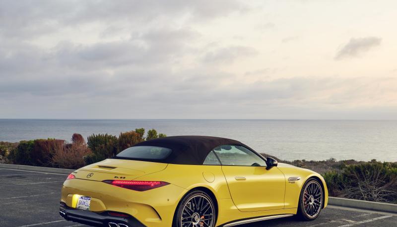 Auch wenn das Verdeck jetzt noch geschlossen bleibt, der neue Mercedes SL verspricht einen luftigen Autosommer.