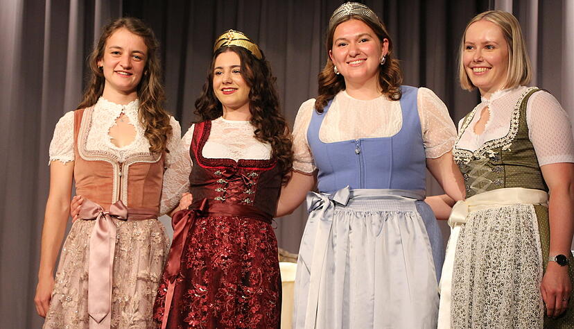 Die nun ehemaligen Hohenloher Weinhoheiten mit ihren Nachfolgerinnen (von links): Natalie Sch&auml;fter, Simela Koyunseven, Luna Dietle und Alisa Seez.