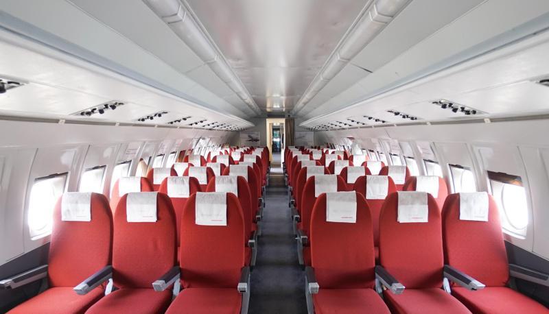 Blick ins Innere der &laquo;Lady Agnes&raquo;, einer Iljuschin 62 der Fluggesellschaft Interflug, die auf dem Flugplatz St&ouml;lln/Rhinow steht.