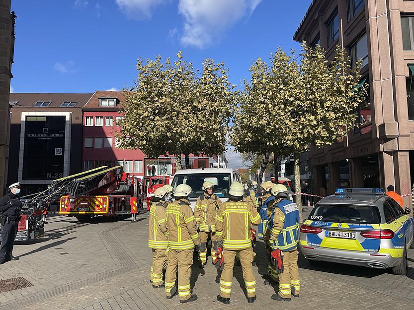 Feuerwehreinsatz am Kiliansplatz nach Hubsteiger-Unfall