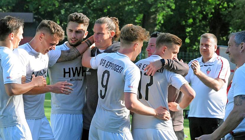 Schönes Statement: Nach dem 2:1 durch Julius Reinbold (Nummer 9) liefen die VfB-Spieler zur Bank und feierten den Treffer mit Trainer David Pfeiffer (Mitte), der sein Team zuvor in der Halbzeitpause noch angezählt hatte.
Foto: Klaus Krüger Schönes Statement: Nach dem 2:1 durch Julius Reinbold (Nummer 9) liefen die VfB-Spieler zur Bank und feierten den Treffer mit Trainer David Pfeiffer (Mitte), der sein Team zuvor in der Halbzeitpause noch angezählt hatte.
Foto: Klaus Krüger