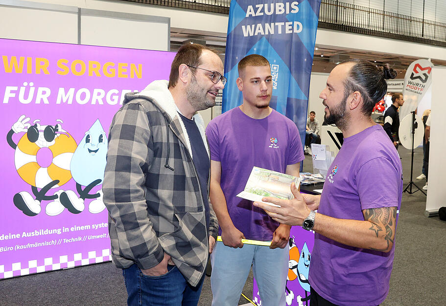 Informationsstände, Vortragszonen und Präsentationswände sind die Anlaufstellen, an denen auf der Heilbronner Berufswelt-Messe zwanglose Gespräche über Ausbildungs- und Studienwege und aktuelle Jobangebote geführt werden.