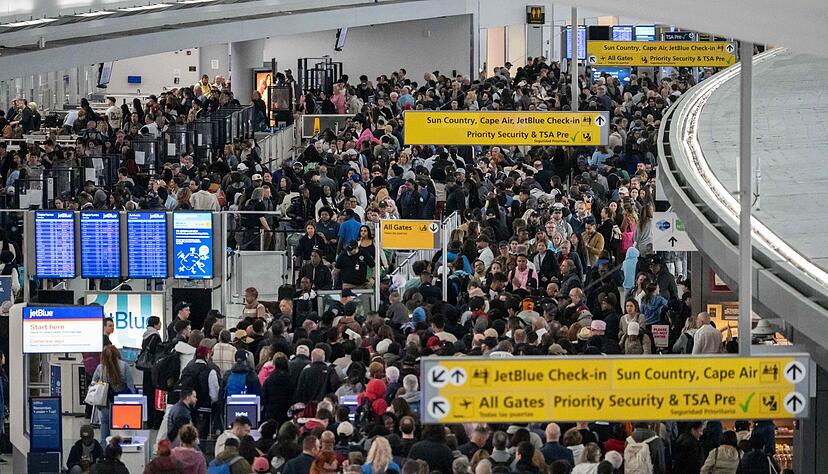 Flugreisende standen an manchen US-Airports stundenlang vor den Sicherheitskontrollen. (Archivbild) Flugreisende standen an manchen US-Airports stundenlang vor den Sicherheitskontrollen. (Archivbild)