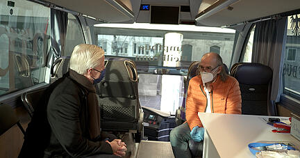 360 grad Großer Andrang vor dem Impfbus 360 grad Großer Andrang vor dem Impfbus