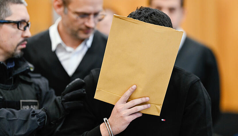 Einer der Angeklagten wird von einem Justizbeamten in den Verhandlungssaal des Landgerichts gebracht. Den Angeklagten wurde vorgeworfen, an der Planung eines Anschlags auf eine Synagoge in Heidelberg oder eine j&uuml;dische Einrichtung in Frankfurt am Main beteiligt gewesen zu sein.