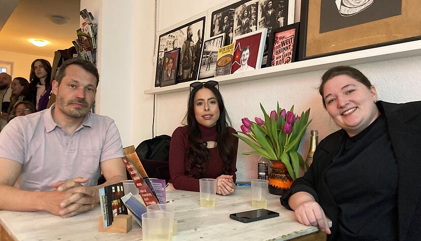 Die Kandidaten der Partei Die Linke: Emma Weber (rechts, Wahlkreis Eppingen), Hiba Charif (Wahlkreis Heilbronn) und Florian Vollert (Wahlkreis Neckarsulm) bei der Wahlparty im Sozialen Zentrum K&auml;the in Heilbronn.
