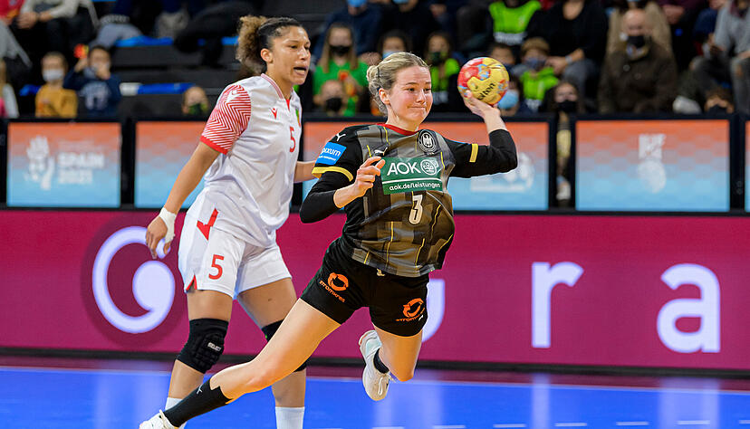Amelie Berger (rechts) war mit dem DHB-Team im Vorjahr bei der WM im Einsatz. Wie es in Dortmund weitergeht, ist zurzeit noch unklar. Amelie Berger (rechts) war mit dem DHB-Team im Vorjahr bei der WM im Einsatz. Wie es in Dortmund weitergeht, ist zurzeit noch unklar.