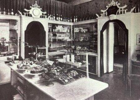 J&uuml;rgen Gerock kann sich noch genau an das Caf&eacute; seines Opas erinnern. Sein Gro&szlig;vater hat nach dem Krieg das Caf&eacute; in der Fleiner Stra&szlig;e wieder aufgebaut. Wie es vor dem Zweiten Weltkrieg aussah, bezeugen noch Bilder vom Verkaufsladen.