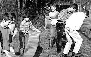 An der Heilbronner Jägerhausstraße werden 1985 Zäune aufgestellt, um Frösche bei der Wanderung zu schützen. Auch heute noch eine Tradition des Nabu.
Foto: Archiv An der Heilbronner Jägerhausstraße werden 1985 Zäune aufgestellt, um Frösche bei der Wanderung zu schützen. Auch heute noch eine Tradition des Nabu.
Foto: Archiv