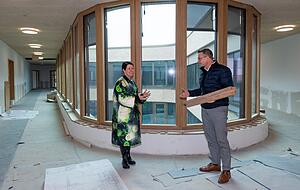 Trotz erschwerter Bedingungen in Pandemiezeiten sind Johannes Straub, Leiter des Hochbauamts, und Projektleiterin Daniela Branz sehr zufrieden mit dem Ergebnis. Trotz erschwerter Bedingungen in Pandemiezeiten sind Johannes Straub, Leiter des Hochbauamts, und Projektleiterin Daniela Branz sehr zufrieden mit dem Ergebnis.