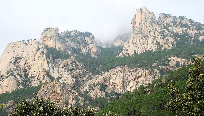 Auf der Stra&szlig;e zum Col de Bavella bieten sich grandiose Blicke auf die Granitt&uuml;rme des gleichnamigen Massivs.