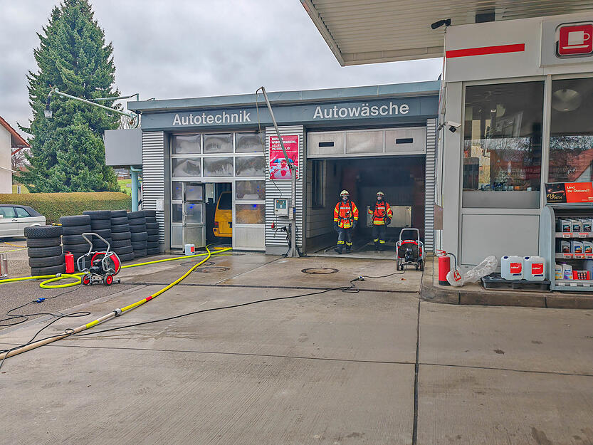Die Feuerwehr brachte den Brand am Ortseingang von Sinsheim-D&uuml;hren unter Kontrolle.