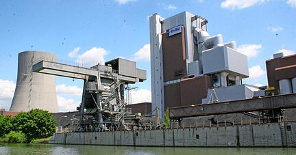Im Block 7 des EnBW-Standorts Heilbronn (Mitte) sind die Rauchgaskanäle eingestürzt. Die Ursache wird derzeit untersucht. Der Block steht still.
Foto: Archiv/Kümmerle