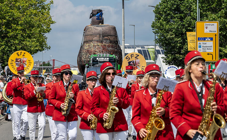 Viele Schaulustige empfingen den rund 350 Tonnen schweren Stahlkoloss mit Applaus und Musik am Technik Museum Sinsheim.