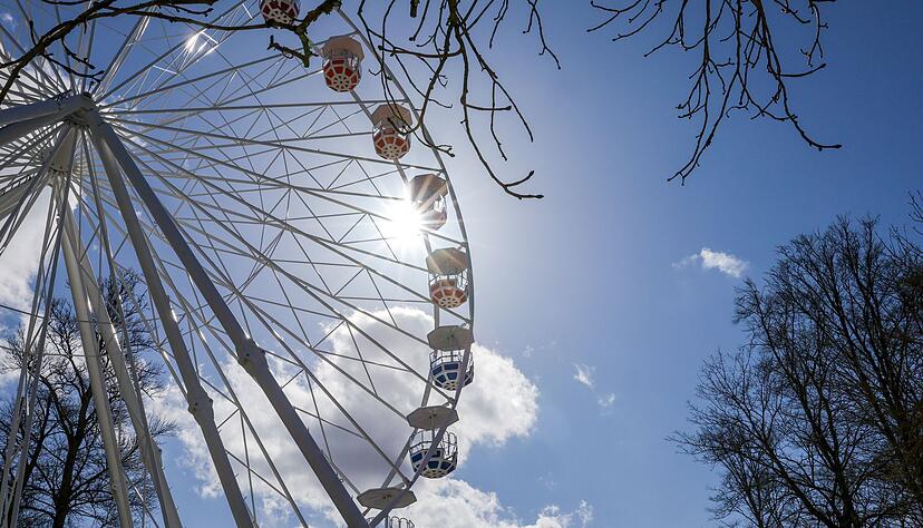 Es gibt auch ein Riesenrad im Freizeitpark Traumland. Es gibt auch ein Riesenrad im Freizeitpark Traumland.