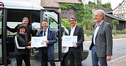Erster Fahrgast: Beate Krummlauf mit Dominik Sapara, B&uuml;rgermeister Alexander Kr&uuml;ger, Hauptamtsleiter Hartmut Winkler (v.l.), hinten Fahrer Bernd Hellmanzik.
Foto: Barth
