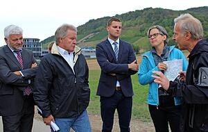 Projektleiter Peter Laier und Landschaftsarchitektin Grit Orwat informieren den Forchtenberger Bürgermeister Michael Foss, Minister Franz Untersteller und Regierungspräsident Wolfgang Reimer. Projektleiter Peter Laier und Landschaftsarchitektin Grit Orwat informieren den Forchtenberger Bürgermeister Michael Foss, Minister Franz Untersteller und Regierungspräsident Wolfgang Reimer.
