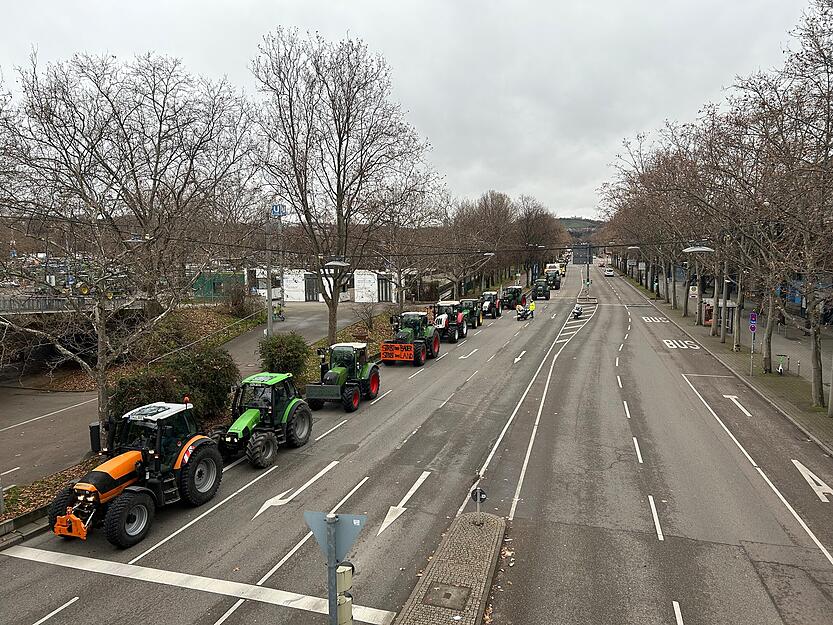 Bauernprotest in Stuttgart  – Hunderte Traktoren blockieren Verkehr auf B10