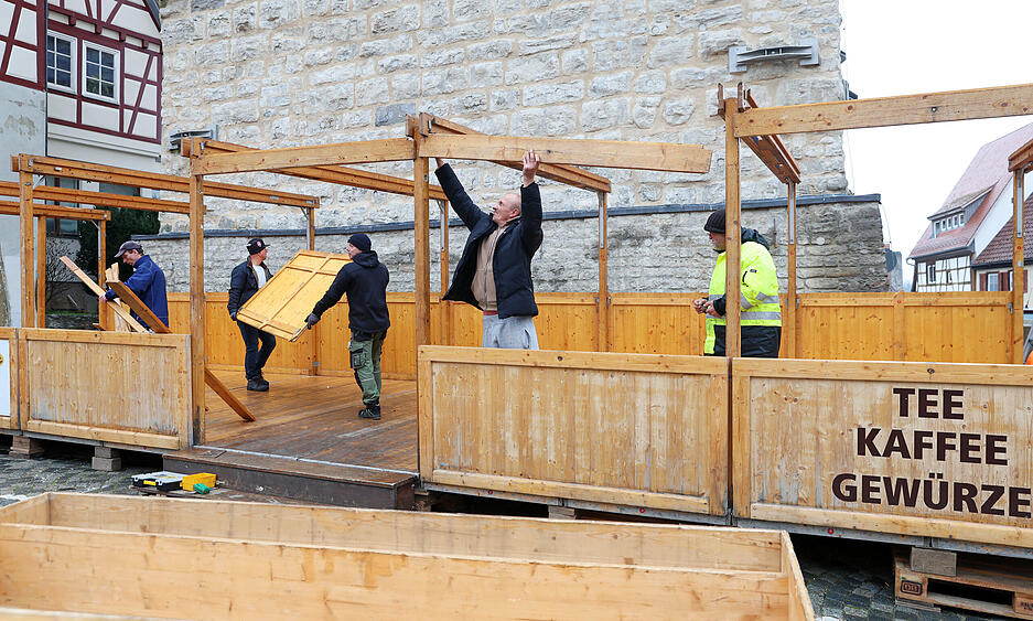 Zahlreiche Helfer packen mit an, damit die rund 100 Hütten ab Freitag in der Bad Wimpfener Innenstadt für malerische Atmosphäre sorgen.