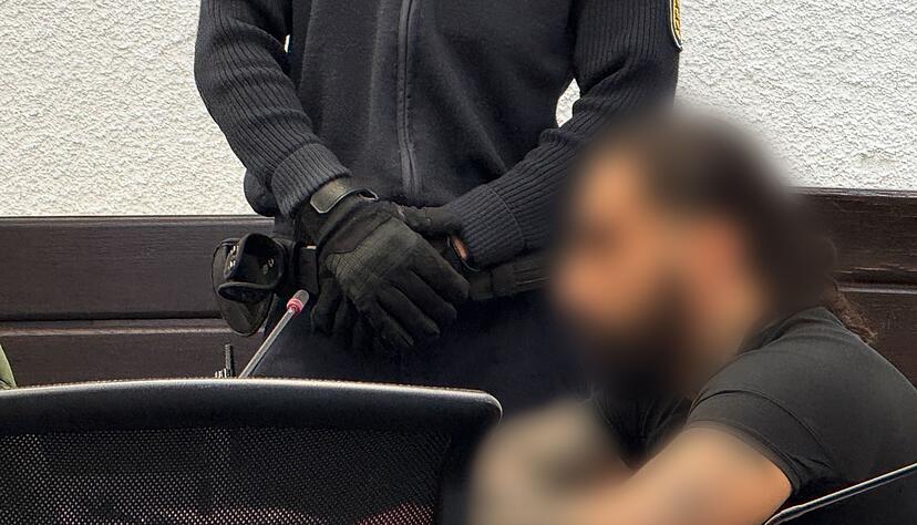 Das vom Angeklagten angefahrene Opfer liegt seit der Tat im Oktober 2023 im Wachkoma. Das vom Angeklagten angefahrene Opfer liegt seit der Tat im Oktober 2023 im Wachkoma.