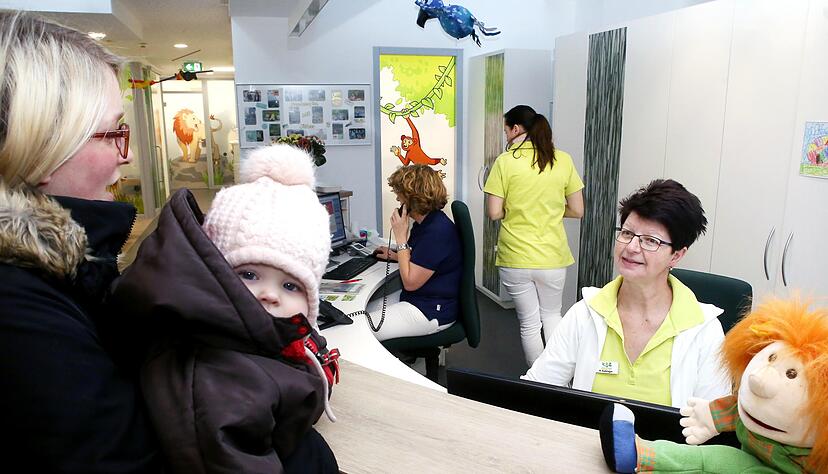 Beim Kinderarzt, wie hier in Heilbronn, kann es oft länger dauern. Mitarbeiterinnen haben in den Praxen oft vor allem damit zu tun, Eltern abzuweisen, weil der Terminkalender voll ist. Foto: Ralf Seidel