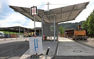 Zwei Waagen und das Wiegehaus weisen den Weg zum neuen Deponiebereich. Die Zu- und Abfahrten sind klar getrennt vom Wertstoffhof (links hinten). Zwei Waagen und das Wiegehaus weisen den Weg zum neuen Deponiebereich. Die Zu- und Abfahrten sind klar getrennt vom Wertstoffhof (links hinten).