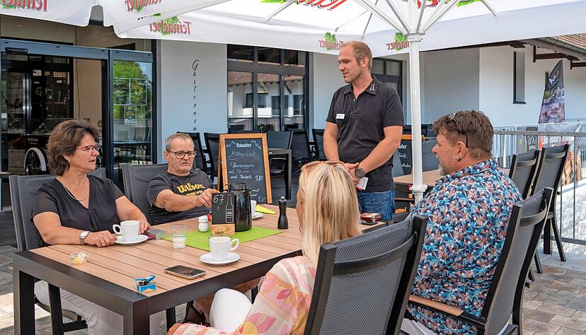 Darf es noch etwas sein? Benjamin Rauch, neuer Restaurantmanager der Gastronomie in der Markthalle, k&uuml;mmert sich um die G&auml;ste auf der Terrasse.
Foto: Christiana Kunz